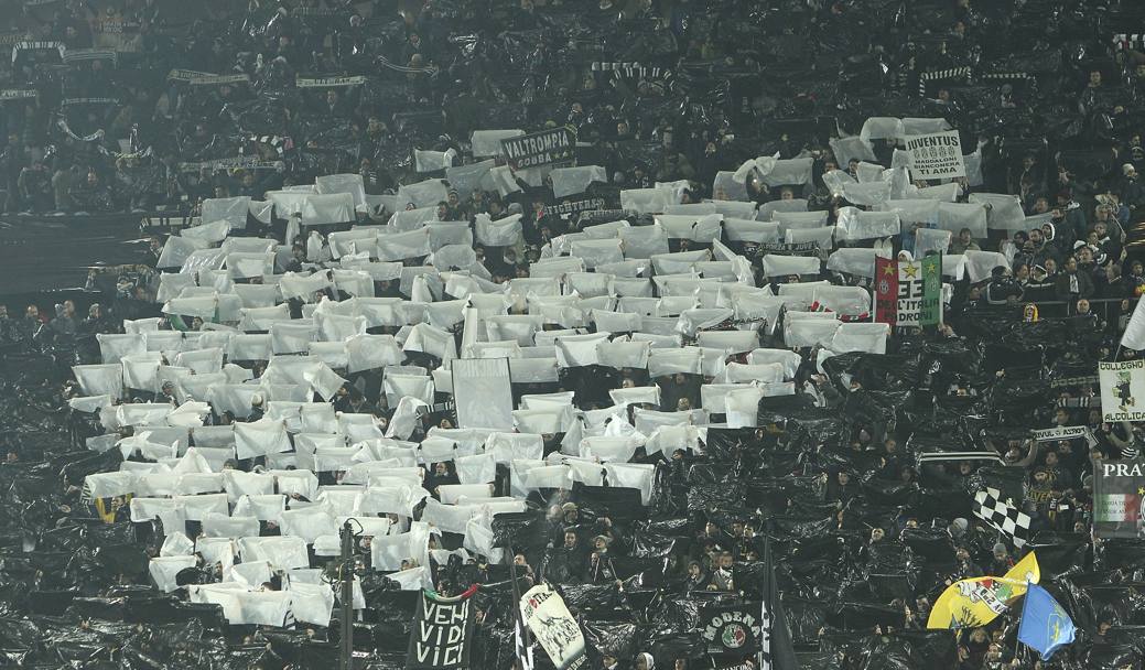 Il cuore disegnato dai tifosi della Juve prima della partita. Getty